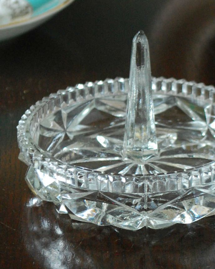 アンティーク 雑貨のガラス小物　アンティーク雑貨　アクセサリーを可愛らしく収納できる、アンティークガラスのリングスタンド。大切な指輪のために作られた場所真ん中に指輪を通して使われていたリングスタンド。(pg-5361)