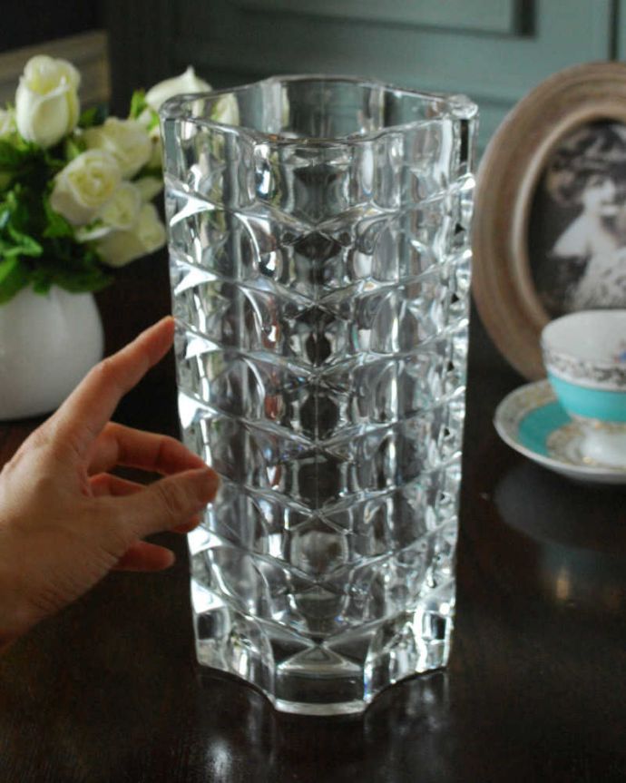 アンティーク 雑貨のガラス小物　アンティーク雑貨　大きなたっぷりサイズで印象的なアンティークプレスドグラスのフラワーベース。置くだけで華やかな雰囲気大きなサイズの花器は、お家に1つは欲しいアイテム。(pg-5365)
