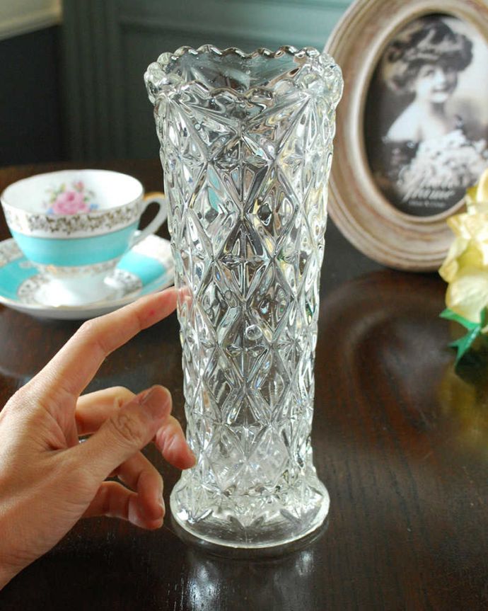 アンティーク 雑貨のガラス小物　アンティーク雑貨　たくさんのダイヤが煌めくアンティークプレスドグラス、フラワーベース（花器）。気軽に使えるフラワーベース英国らしくいろんなサイズが見つかる花器。(pg-5367)