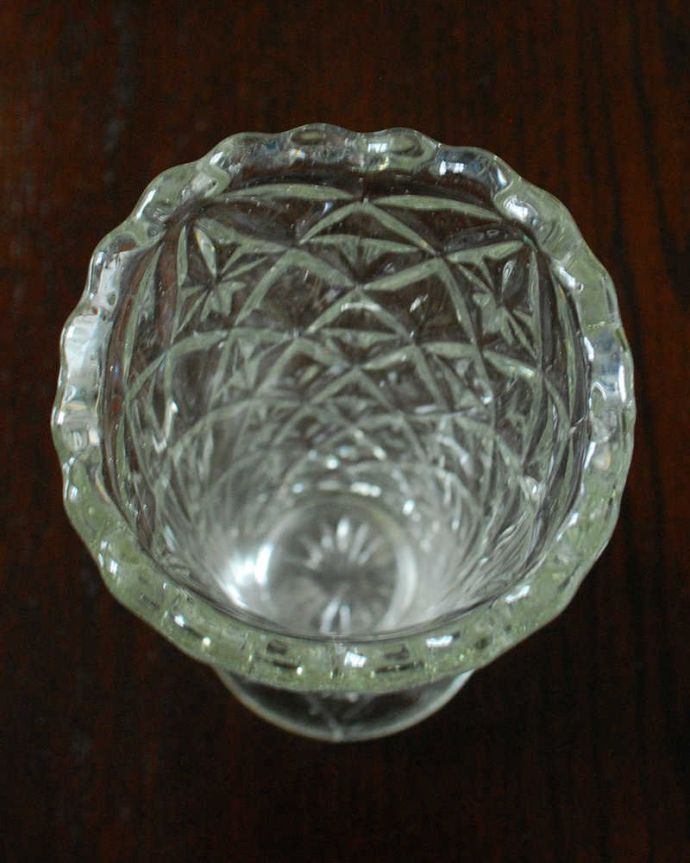 アンティーク 雑貨のガラス小物　アンティーク雑貨　たくさんのダイヤが煌めくアンティークプレスドグラス、フラワーベース（花器）。上から見るとこんな感じですアンティークなので、多少の欠け・傷がある場合がありますが、使用上問題はありませんのでご了承下さい。(pg-5367)