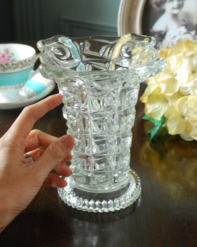 アンティーク 雑貨のガラス小物　アンティーク雑貨　ゴージャスなカッティングが輝く、アンティークプレスドグラス （フラワーベース）。気軽に使えるフラワーベース英国らしくいろんなサイズが見つかる花器。(pg-5368)
