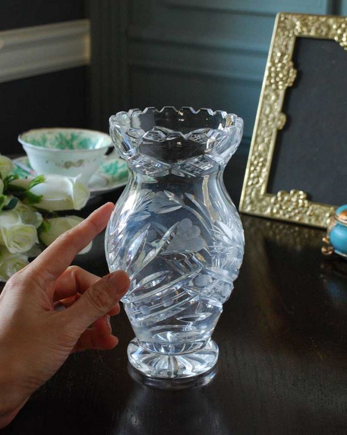 アンティーク 雑貨のガラス小物　アンティーク雑貨　シルエットも素敵なフラワーベース、お花のカッティングがキレイなアンティークプレスドグラス。気軽に使えるフラワーベース英国らしくいろんなサイズが見つかる花器。(pg-5369)