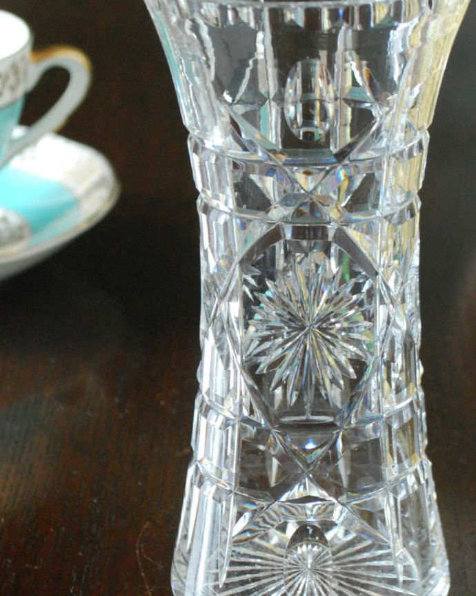 アンティーク 雑貨のガラス小物　アンティーク雑貨　きらきらのカッティングが美しいアンティーク花器、英国のプレスドグラス。お花を入れずに眺めているだけで幸せな時間アンティークのガラスは成分が今のものと違うので、置いておくだけでキラキラ輝いて楽しめます。(pg-5370)
