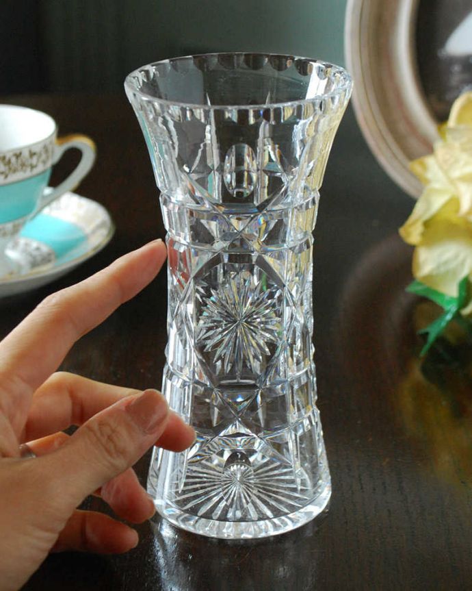 アンティーク 雑貨のガラス小物　アンティーク雑貨　きらきらのカッティングが美しいアンティーク花器、英国のプレスドグラス。気軽に使えるフラワーベース英国らしくいろんなサイズが見つかる花器。(pg-5370)