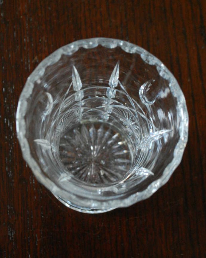 アンティーク 雑貨のガラス小物　アンティーク雑貨　きらきらのカッティングが美しいアンティーク花器、英国のプレスドグラス。上から見るとこんな感じですアンティークなので、多少の欠け・傷がある場合がありますが、使用上問題はありませんのでご了承下さい。(pg-5370)