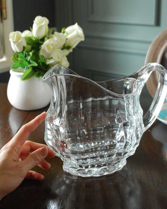 アンティーク 雑貨のガラス小物　アンティーク雑貨　ワンランク上の食卓を演出する、アンティークプレスドグラスのピッチャー（レモネードジャグ）。いろんな使い方で楽しんで下さい飲み物を入れるのはもちろんフラワーベースとしても使いやすい便利なサイズです。(pg-5372)
