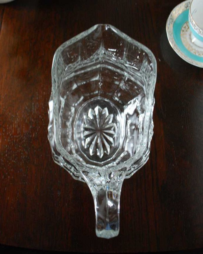 アンティーク 雑貨のガラス小物　アンティーク雑貨　ワンランク上の食卓を演出する、アンティークプレスドグラスのピッチャー（レモネードジャグ）。上から見るとこんな感じです。(pg-5372)