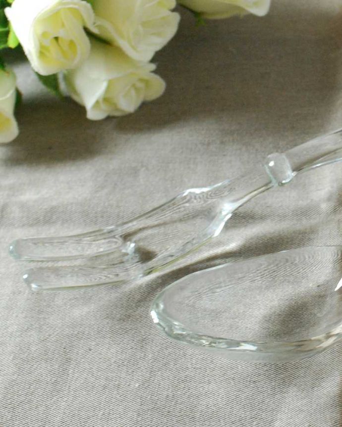 アンティーク 雑貨のガラス小物　アンティーク雑貨　持ち手のレースカットが女性らしいアンティーク プレスドグラス(サービングスプーン＆フォーク)。実際に使える夢のようなガラスのカトラリー今ではもう作られることがないガラスのサーバースプーン＆フォーク。(pg-5376)