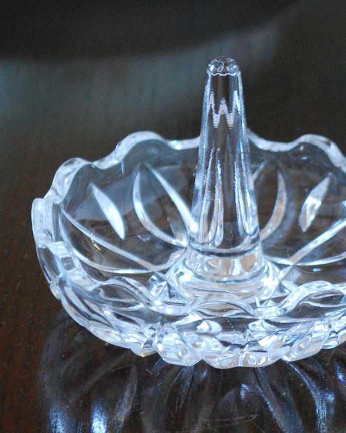 アンティーク 雑貨のガラス小物　アンティーク雑貨　小さなかわいいアンティークガラス、プレスドグラスのリングスタンド。大切な指輪のために作られた場所真ん中に指輪を通して使われていたリングスタンド。(pg-5385)