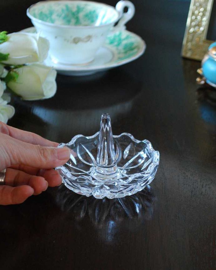 アンティーク 雑貨のガラス小物　アンティーク雑貨　小さなかわいいアンティークガラス、プレスドグラスのリングスタンド。お気に入りのアクセサリーと一緒に真ん中に指輪を挿して周りにはピアスやネックレスを。(pg-5385)