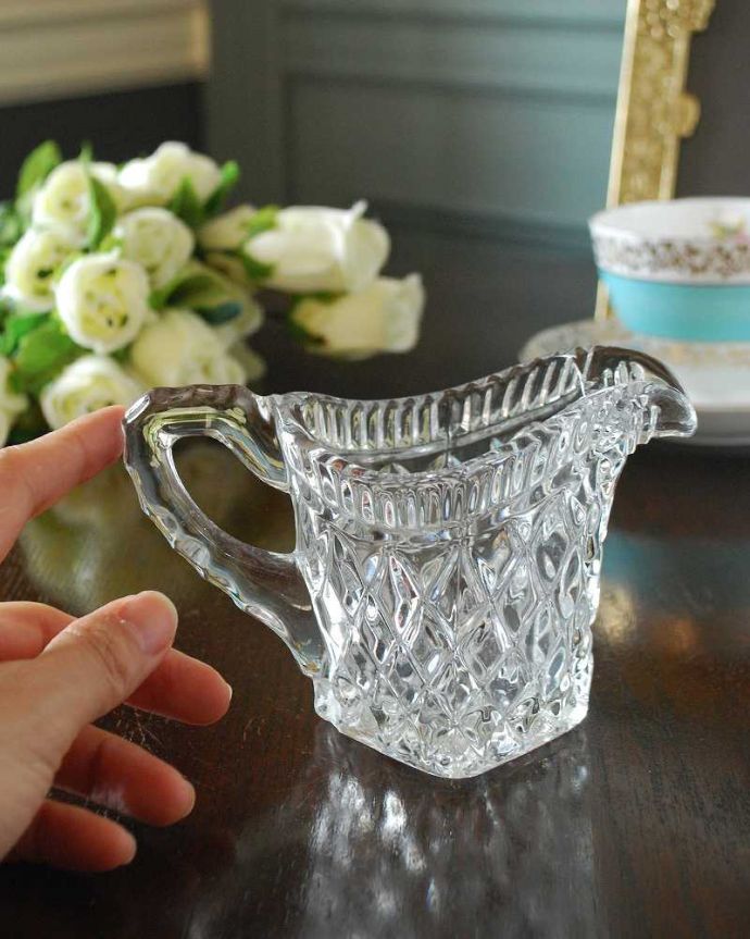 アンティーク 雑貨のガラス小物　アンティーク雑貨　ダイヤカットが煌めくアンティークプレスドグラス、ミルクポット。持ち手もしっかり付いています昔と同じようにミルクを入れて使うのはもちろん使い方は自由自在。(pg-5386)