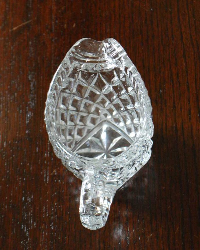 アンティーク 雑貨のガラス小物　アンティーク雑貨　ダイヤカットが煌めくアンティークプレスドグラス、ミルクポット。上から見るとこんな感じです。(pg-5386)