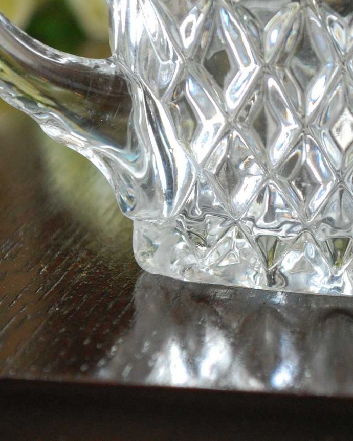 アンティーク 雑貨のガラス小物　アンティーク雑貨　ダイヤカットが煌めくアンティークプレスドグラス、ミルクポット。カケがあるのでSALE価格ですカケがありました。(pg-5386)