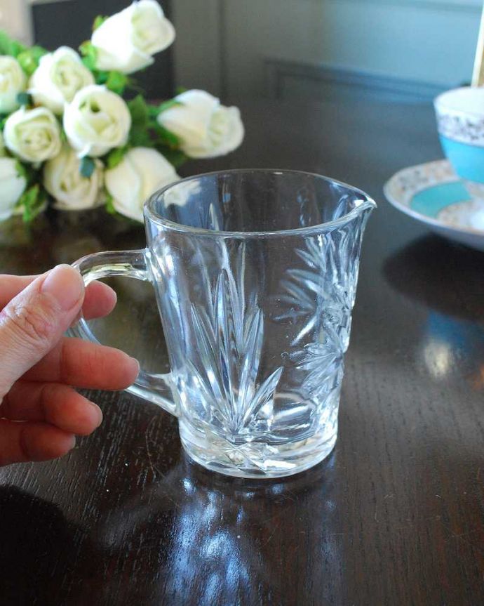 アンティーク 雑貨のガラス小物　アンティーク雑貨　リーフのカッティングの小さなピッチャー、アンティークプレスドグラス。持ち手もしっかり付いています昔と同じようにミルクを入れて使うのはもちろん使い方は自由自在。(pg-5387)