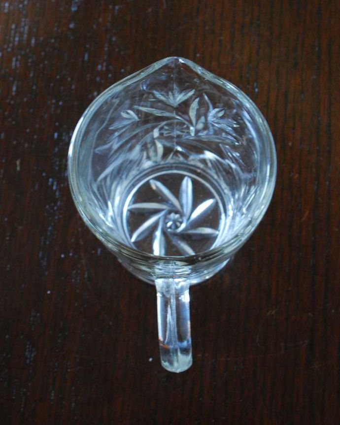 アンティーク 雑貨のガラス小物　アンティーク雑貨　リーフのカッティングの小さなピッチャー、アンティークプレスドグラス。上から見るとこんな感じです。(pg-5387)