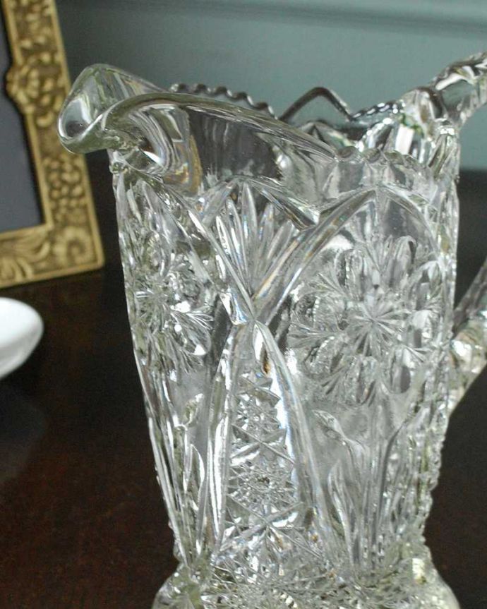 アンティーク 雑貨のガラス小物　アンティーク雑貨　特別な輝きで誰もを魅了する美しいアンティークプレスドグラス（ジャグ）。英国の家庭には必ずあるウォータージャグアルコールを飲まない人のためにテーブルの中央にお水を置いて置かれていたウォータージャグ。(pg-5390)