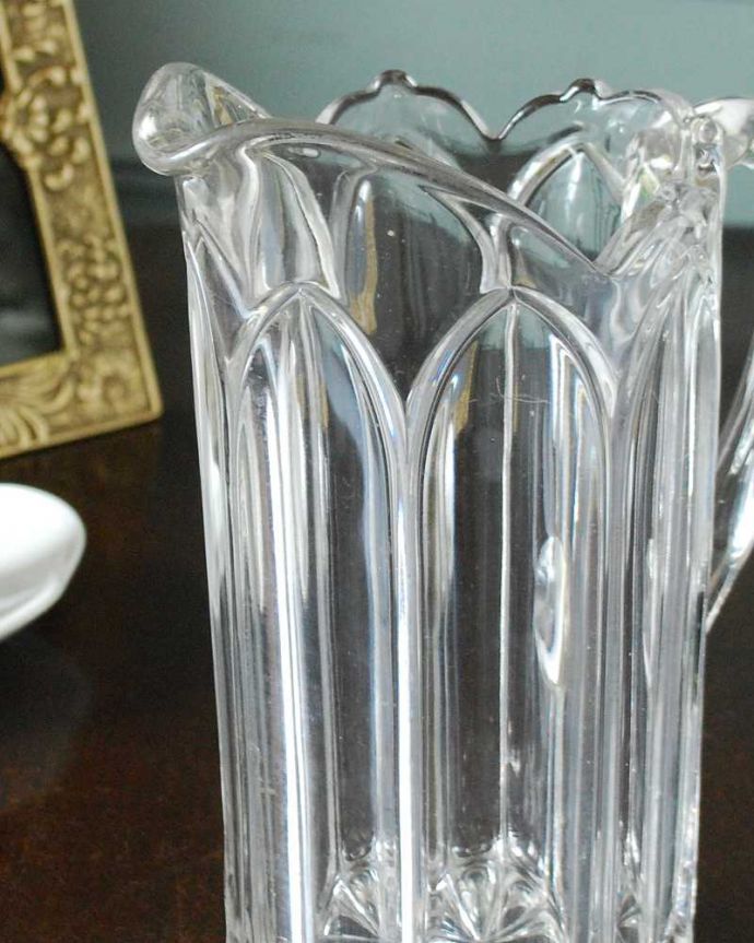 アンティーク 雑貨のガラス小物　アンティーク雑貨　脚もとまで可愛いデザインのウォータージャグ、アンティークプレスドグラス。英国の家庭には必ずあるウォータージャグアルコールを飲まない人のためにテーブルの中央にお水を置いて置かれていたウォータージャグ。(pg-5391)