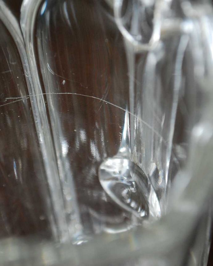 アンティーク 雑貨のガラス小物　アンティーク雑貨　脚もとまで可愛いデザインのウォータージャグ、アンティークプレスドグラス。カケがあるのでSALE価格ですカケがありました。(pg-5391)