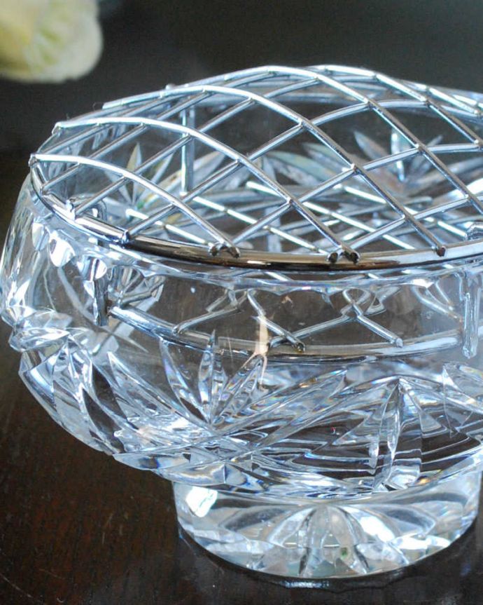 アンティーク 雑貨のガラス小物　アンティーク雑貨　花留め付きのフラワーベース（ガラスボウル）アンティークプレスドグラス。見つかったらラッキー☆フラワーベース現代では見かける網目の蓋が付いたプレスドグラスのフラワーベース。(pg-5394)