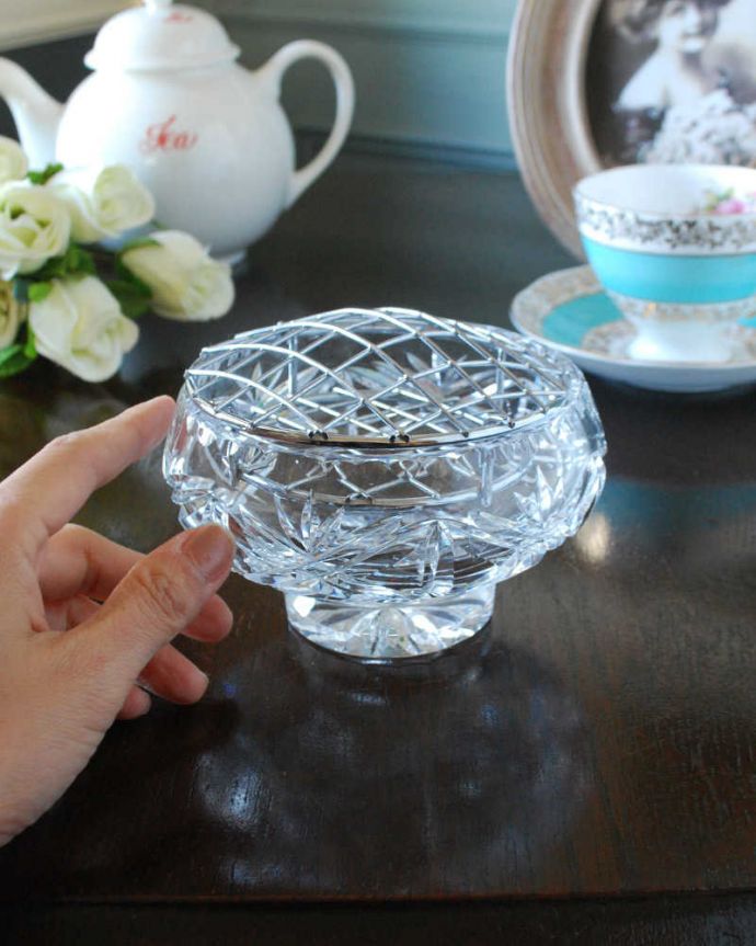 アンティーク 雑貨のガラス小物　アンティーク雑貨　花留め付きのフラワーベース（ガラスボウル）アンティークプレスドグラス。挿すだけで簡単アレンジメントお花を切って挿すだけで、あっという間に素敵なアレンジメントが出来上がります。(pg-5394)