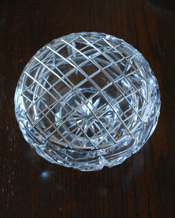 アンティーク 雑貨のガラス小物　アンティーク雑貨　花留め付きのフラワーベース（ガラスボウル）アンティークプレスドグラス。上から見ると蓋は取り外しが出来るから取り扱いもラクです。(pg-5394)