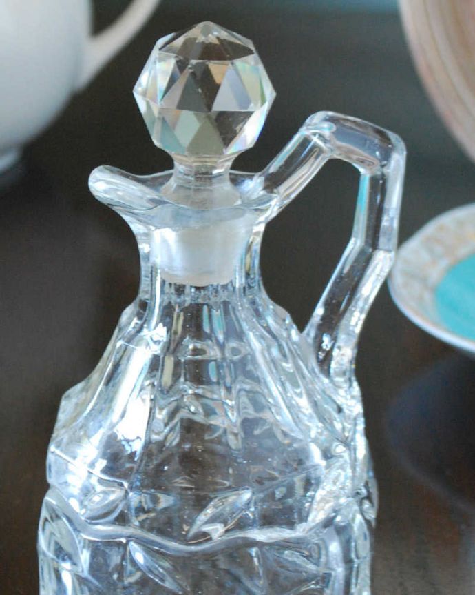 アンティーク 雑貨のガラス小物　アンティーク雑貨　コロンと可愛い蓋が付いたアンティークプレスドグラス、フレグランスボトル（香水ビン）。華やかな香りを包む美しい瓶美しいガラスボトルに閉じ込められた華やかな香り。(pg-5395)