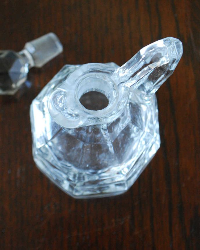 アンティーク 雑貨のガラス小物　アンティーク雑貨　コロンと可愛い蓋が付いたアンティークプレスドグラス、フレグランスボトル（香水ビン）。上から見るとこんな感じです。(pg-5395)