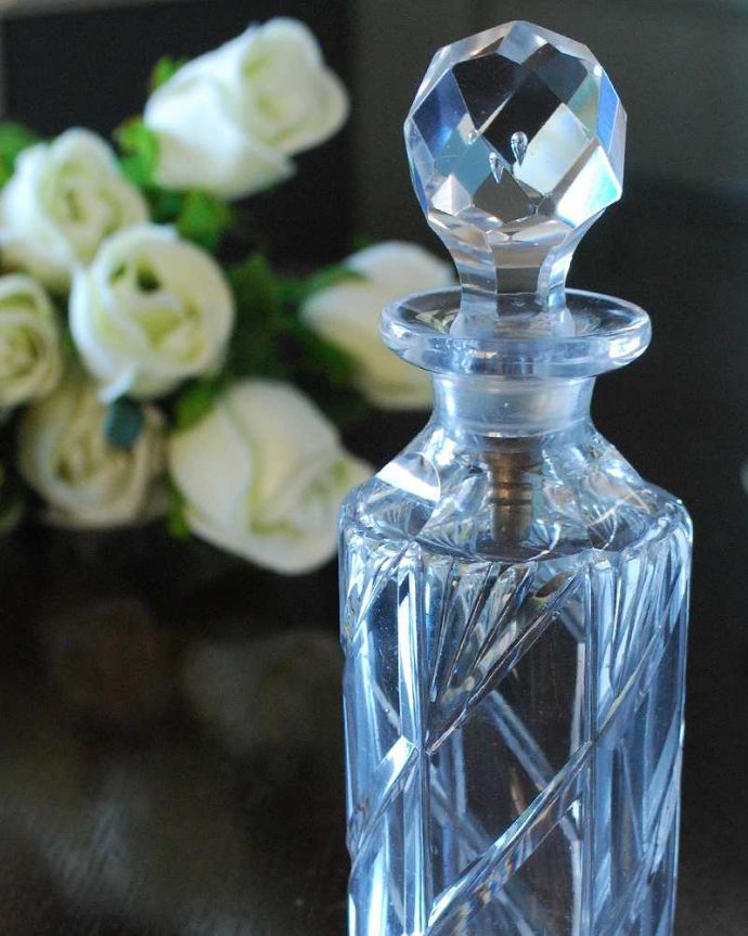 アンティーク 雑貨のガラス小物　アンティーク雑貨　女性の憧れアンティーク香水ボトル、プレスドグラスのフレグランスボトル。華やかな香りを包む美しい瓶美しいガラスボトルに閉じ込められた華やかな香り。(pg-5396)