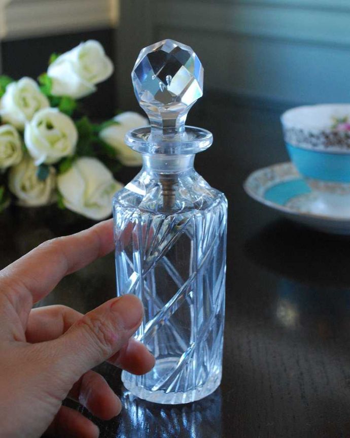 アンティーク 雑貨のガラス小物　アンティーク雑貨　女性の憧れアンティーク香水ボトル、プレスドグラスのフレグランスボトル。貴重なガラスの栓付きですガラスで出来た栓は壊れやすいので残っているだけで貴重です。(pg-5396)