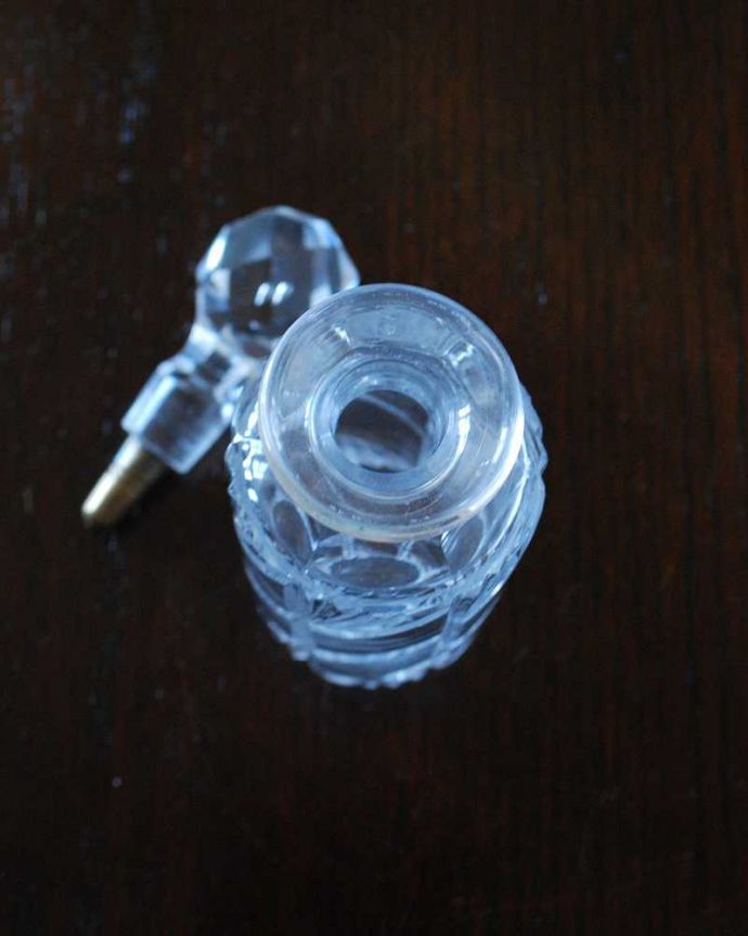 アンティーク 雑貨のガラス小物　アンティーク雑貨　女性の憧れアンティーク香水ボトル、プレスドグラスのフレグランスボトル。上から見るとこんな感じです。(pg-5396)