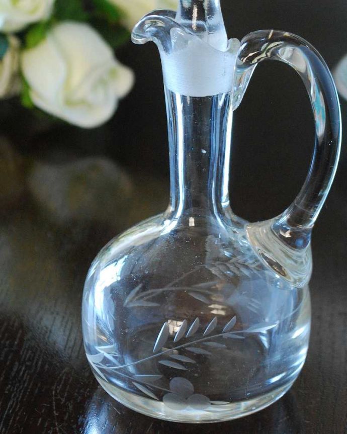 アンティーク 雑貨のガラス小物　アンティーク雑貨　お花とリーフが上品にデザインされたアンティーク香水ボトル、プレスドグラスのフレグランスボトル。華やかな香りを包む美しい瓶美しいガラスボトルに閉じ込められた華やかな香り。(pg-5397)