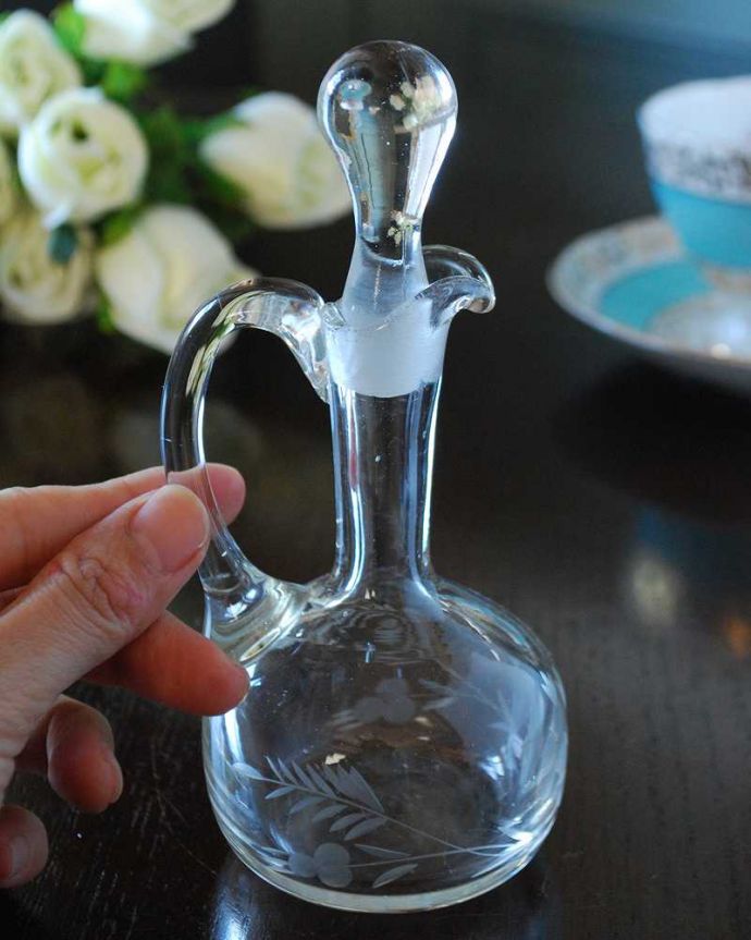 アンティーク 雑貨のガラス小物　アンティーク雑貨　お花とリーフが上品にデザインされたアンティーク香水ボトル、プレスドグラスのフレグランスボトル。貴重なガラスの栓付きですガラスで出来た栓は壊れやすいので残っているだけで貴重です。(pg-5397)
