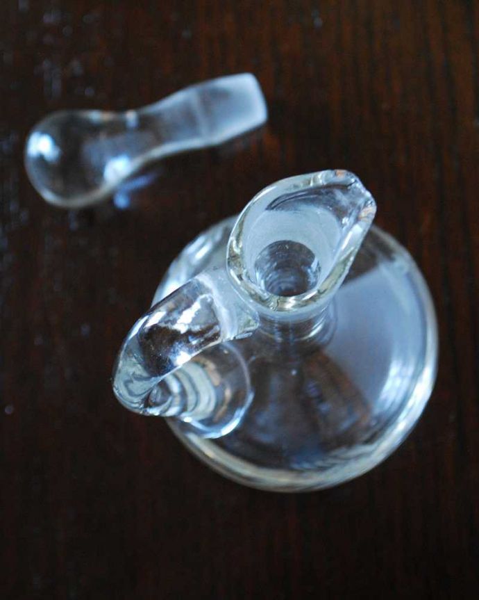 アンティーク 雑貨のガラス小物　アンティーク雑貨　お花とリーフが上品にデザインされたアンティーク香水ボトル、プレスドグラスのフレグランスボトル。上から見るとこんな感じです。(pg-5397)