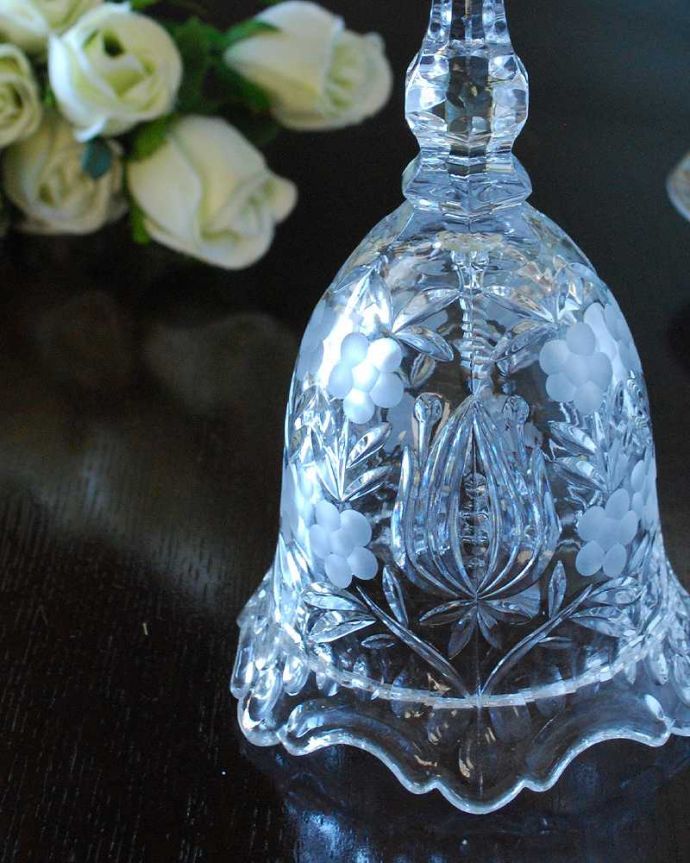 アンティーク 雑貨のガラス小物　アンティーク雑貨　お花のカッティングが可愛い、英国アンティークプレスドグラス（ガラスベル） 。装飾も美しいガラスで出来たベル使用人を呼ぶために日常的に使われていたベル。(pg-5398)