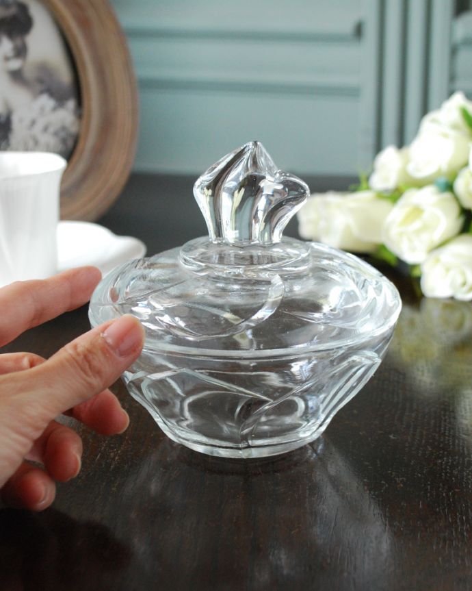 アンティーク 雑貨のガラス小物　アンティーク雑貨　お洒落なフタ付き小物入れ、アンティークプレスドグラスのガラスケース。ふたを開ける度にワクワク中にお菓子や文具などいろんなものを入れて使ってみて下さい。(pg-5400)