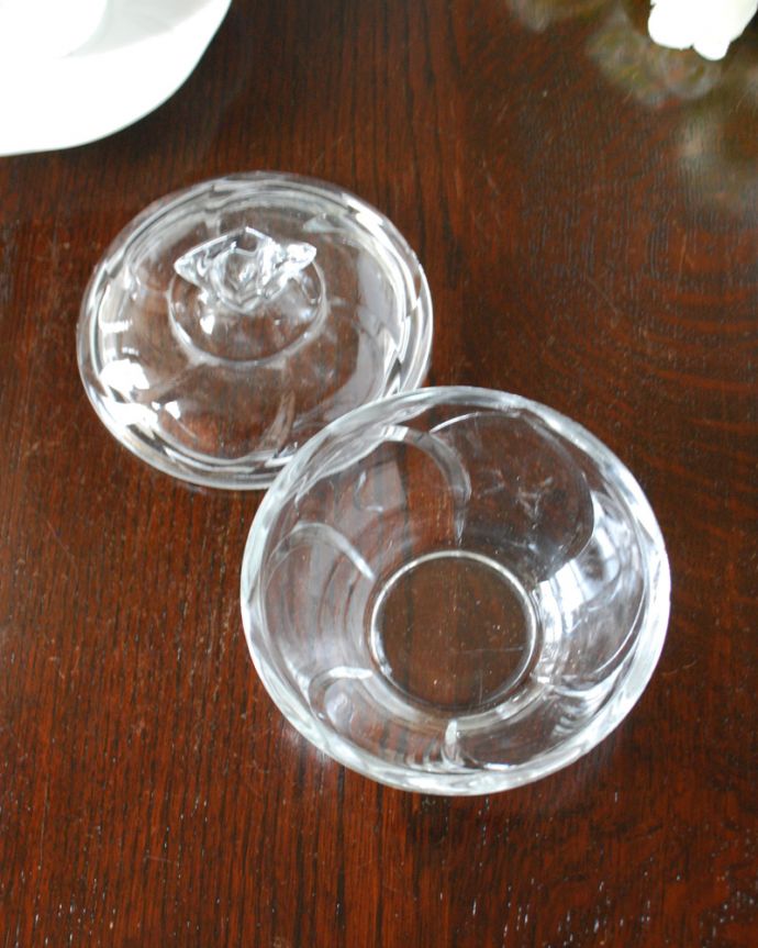 アンティーク 雑貨のガラス小物　アンティーク雑貨　お洒落なフタ付き小物入れ、アンティークプレスドグラスのガラスケース。上から見るとこんな感じアンティークなので多少のキズや欠けがある場合がありますが、使用上問題はありませんのでご了承下さい。(pg-5400)