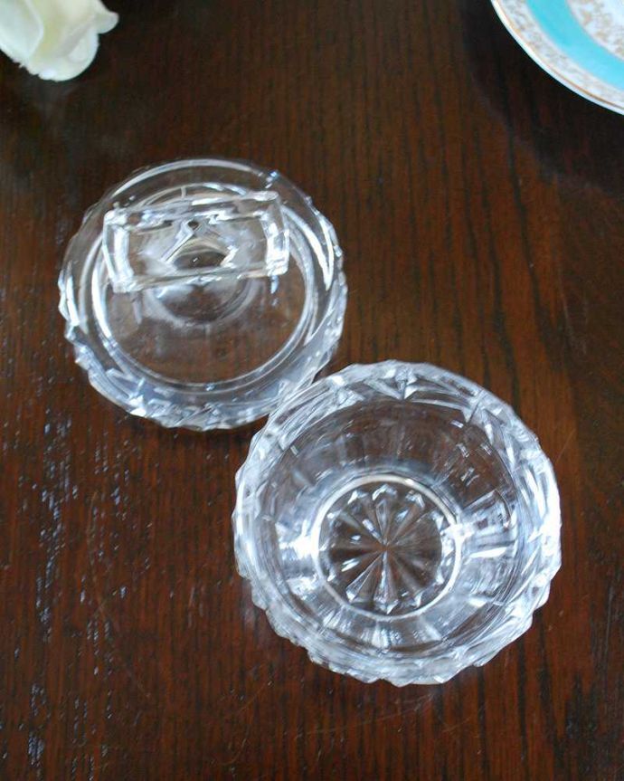 アンティーク 雑貨のガラス小物　アンティーク雑貨　いつもの小物がもっと可愛く見える、アンティークプレスドグラス（ガラスケース）。上から見るとこんな感じアンティークなので多少のキズや欠けがある場合がありますが、使用上問題はありませんのでご了承下さい。(pg-5402)