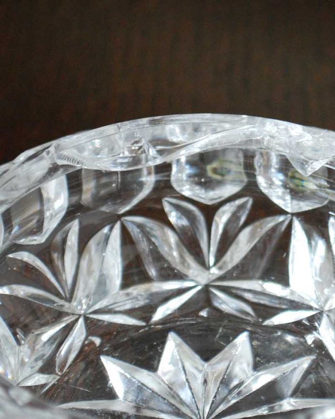 アンティーク 雑貨のガラス小物　アンティーク雑貨　フタ付きアンティークプレスドグラス、豪華な輝きのキャニスター（パフケース）。カケがあるのでSALE価格ですカケがありました。(pg-5403)