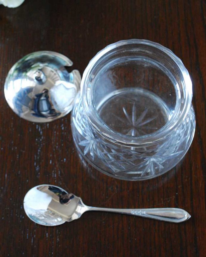 アンティーク 雑貨のガラス小物　アンティーク雑貨　贅沢なティータイムが味わえるスプーン付きのシュガーポットセット。ふたをとって中をのぞいてみると･･･ふたにはスプーン用の切込みが。(pg-5406)