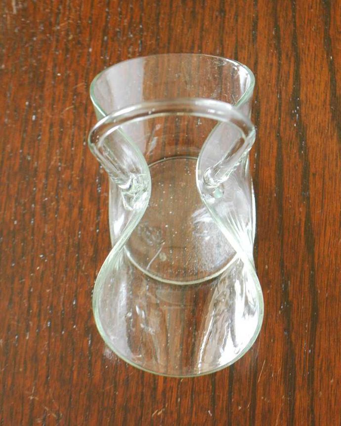 アンティーク 雑貨のガラス小物　アンティーク雑貨　ひらっとした可愛い小さなガラスのバスケット、アンティーク プレスドグラス。上から見ると･･･アンティークなので多少のキズやカケがある場合はありますが、使用上問題はありませんのでご了承下さい。(pg-5411)