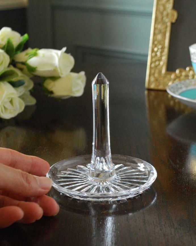 アンティーク 雑貨のガラス小物　アンティーク雑貨　クリアガラスのリングスタンド（リングホルダー）、アンティークプレスドグラス。お気に入りのアクセサリーと一緒に真ん中に指輪を挿して周りにはピアスやネックレスを。(pg-5412)