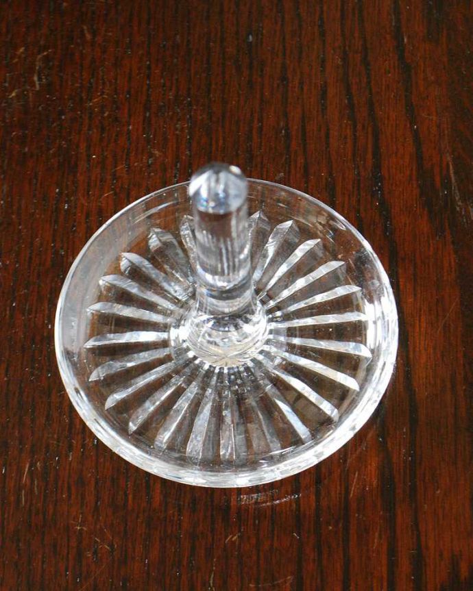 アンティーク 雑貨のガラス小物　アンティーク雑貨　クリアガラスのリングスタンド（リングホルダー）、アンティークプレスドグラス。上から見るとこんな感じですアンティークなので多少のキズ・欠けがある場合がありますが、使用上問題ありませんので予めご了承下さい。(pg-5412)