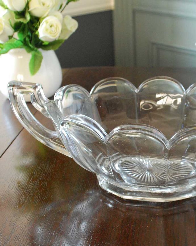 アンティーク 雑貨のガラス小物　アンティーク雑貨　大きなお花が咲いたような可愛いデザインのプレスドグラスのボウル（持ち手付き）。食事の時間を楽しく過ごすために作られた器貴重だったガラスがプレスドグラスの発達によって気軽に手に入るようになった時代に作られたテーブルウェア。(pg-5413)