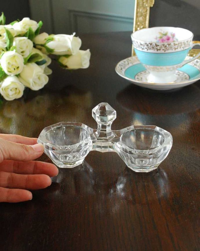 アンティーク 雑貨のガラス小物　アンティーク雑貨　ワンランク上の食卓をつくるアンティークプレスドグラス、スパイストレイ(塩入れ) 。使う度に、なんだかワクワク食事の時間が楽しくなっちゃう美しいデザイン。(pg-5414)