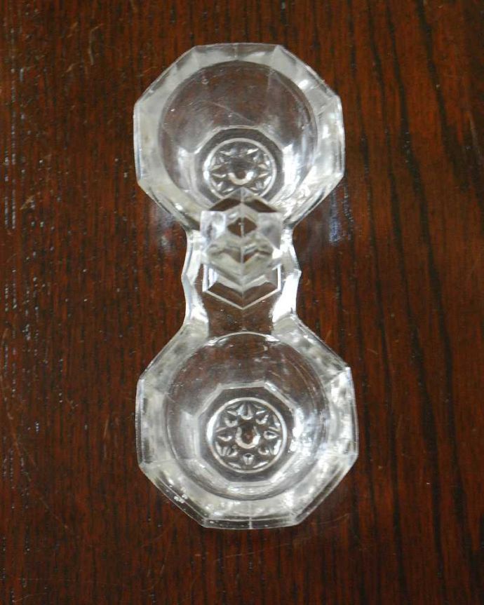 アンティーク 雑貨のガラス小物　アンティーク雑貨　ワンランク上の食卓をつくるアンティークプレスドグラス、スパイストレイ(塩入れ) 。上から見るとこんな形アンティークなので多少のキズやカケがある場合はありますが、使用上問題はありませんのでご了承下さい。(pg-5414)