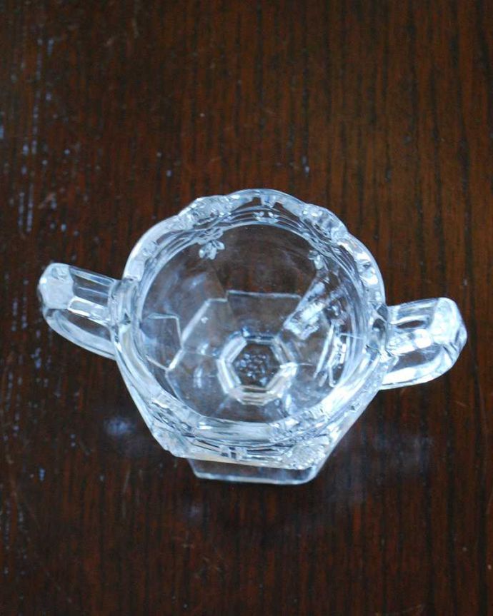 アンティーク 雑貨のガラス小物　アンティーク雑貨　両サイドに持ち手が付いた可愛いガラスのスパイスボウル(塩入れ)、アンティークプレスドグラス。上から見るとこんな形アンティークなので多少のキズやカケがある場合はありますが、使用上問題はありませんのでご了承下さい。(pg-5415)