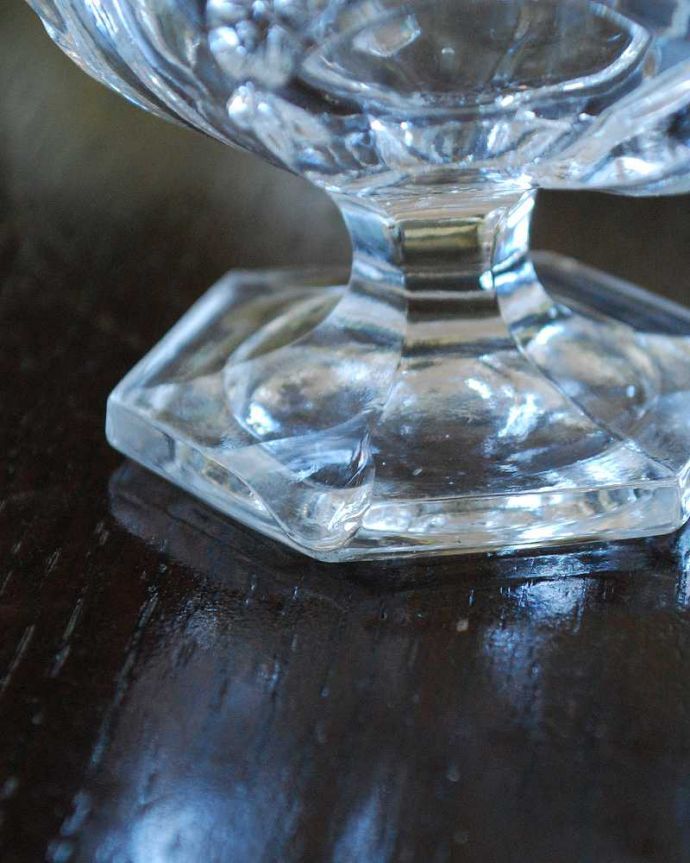 アンティーク 雑貨のガラス小物　アンティーク雑貨　両サイドに持ち手が付いた可愛いガラスのスパイスボウル(塩入れ)、アンティークプレスドグラス。カケがあるのでSALE価格ですカケがありました。(pg-5415)