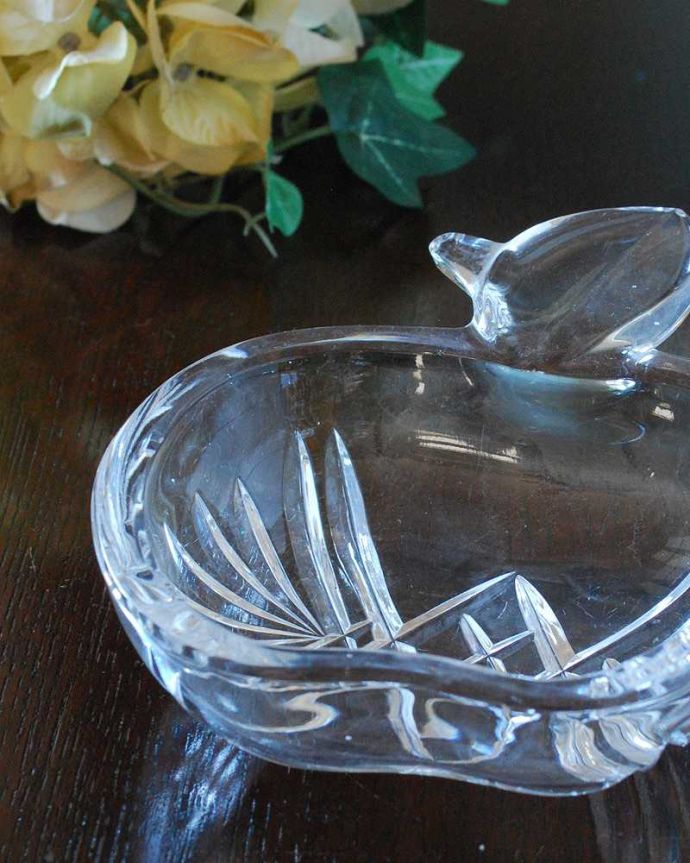 アンティーク雑貨 リンゴのかたちが可愛いガラストレイ、アンティークプレスドグラス。食事の時間を楽しく過ごすために作られた器貴重だったガラスがプレスドグラスの発達によって気軽に手に入るようになった時代に作られたテーブルウェア。(pg-5420)