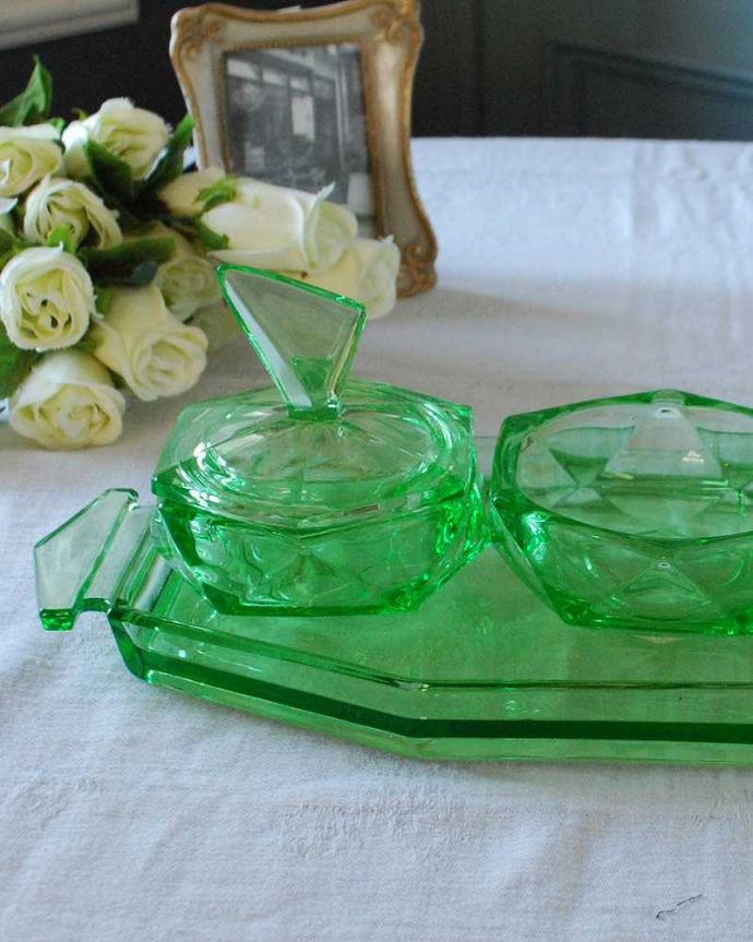アンティーク 雑貨のガラス小物　アンティーク雑貨　爽やかなミントグリーンのプレスドグラス（ドレッシングセット）。女性のためのお化粧道具でしたもともとはドレッシングセットとしてパフケースとキャンドル、アクセサリートレイと一緒に使われていたもの。(pg-5422)