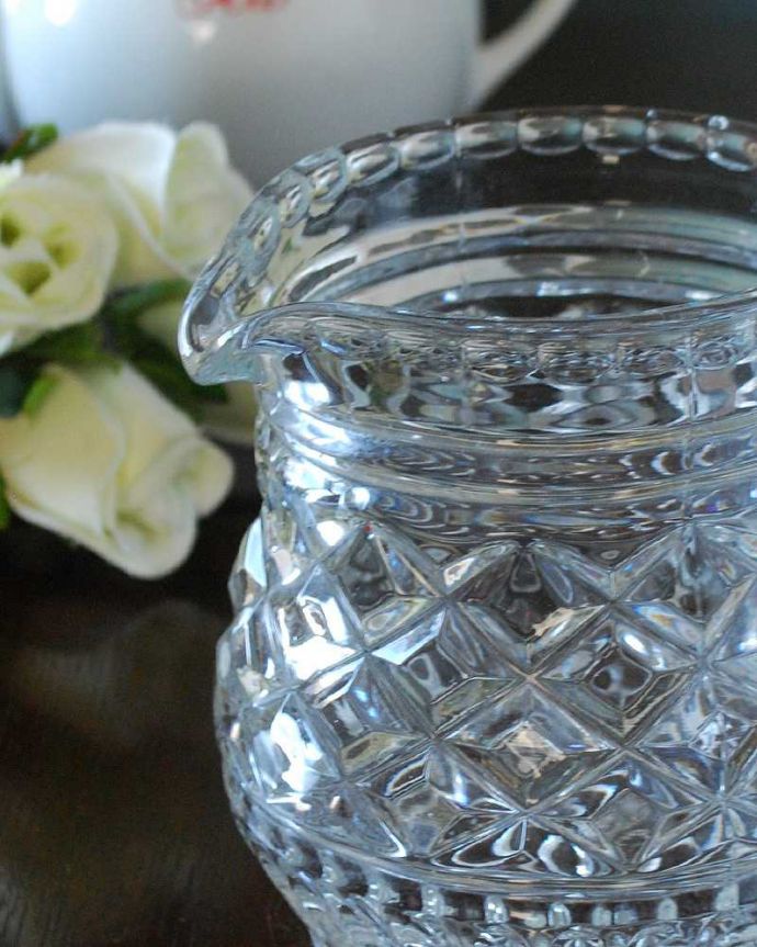 アンティーク 雑貨のガラス小物　アンティーク雑貨　ダイヤカットが輝く美しいアンティークプレスドグラス、ウォータージャグ。英国の家庭には必ずあるウォータージャグアルコールを飲まない人のためにテーブルの中央にお水を置いて置かれていたウォータージャグ。(pg-5428)